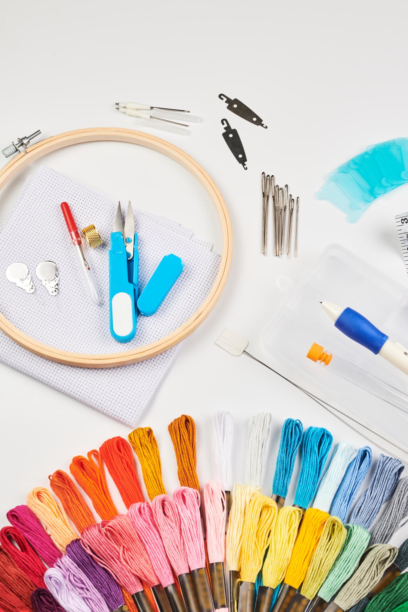 Kit di materiali per corso di ricamo con schede tecniche